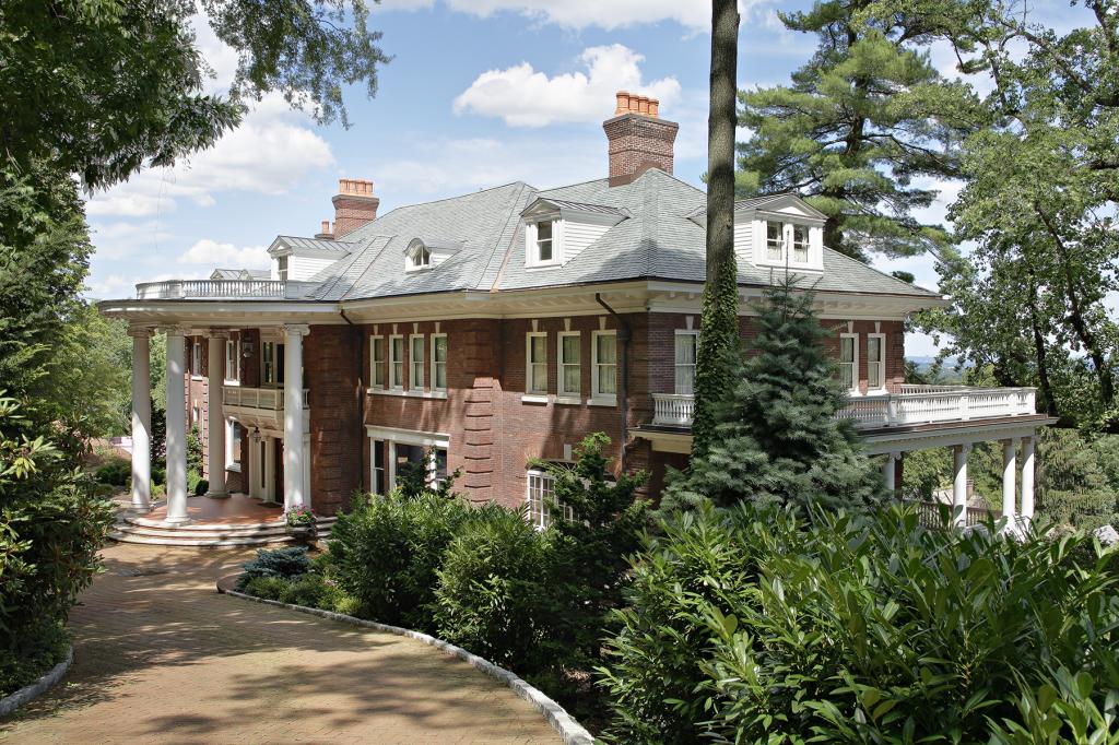 99 LLOYD RD