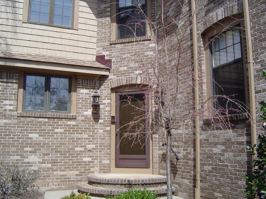 2 HOGAN CT