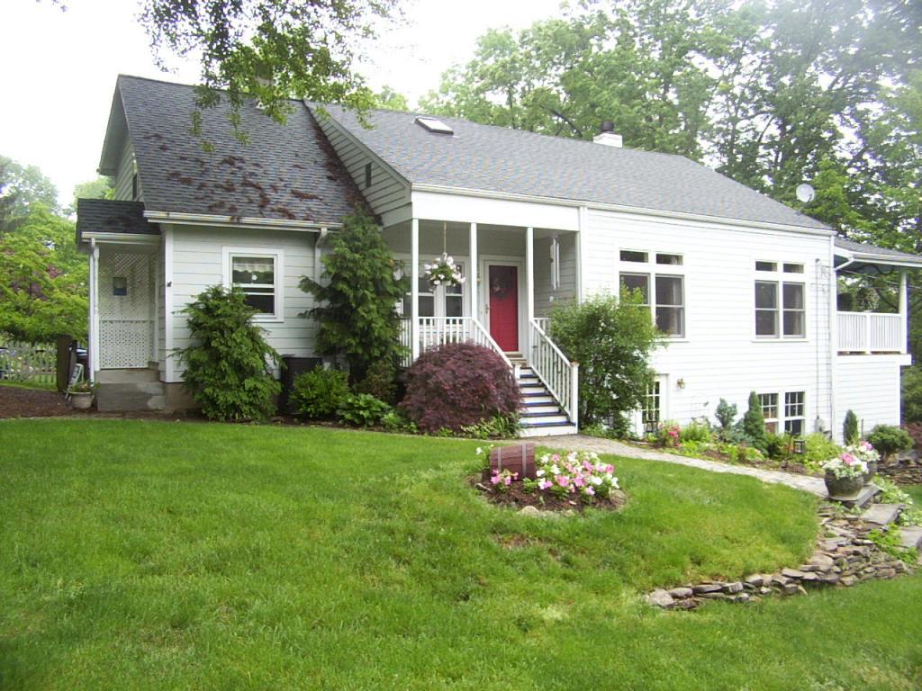 6 LAWNDALE AVE