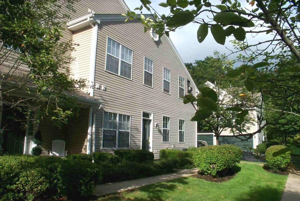 7 OAK KNOLL LN