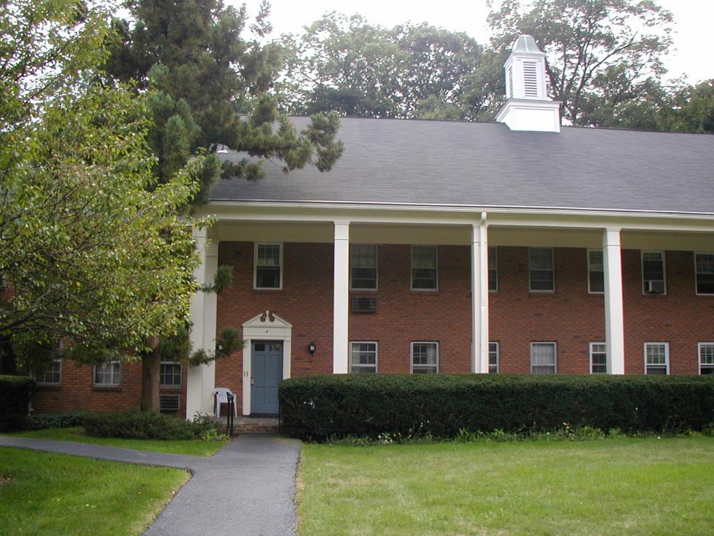 132 CLAREMONT RD UNIT 4D