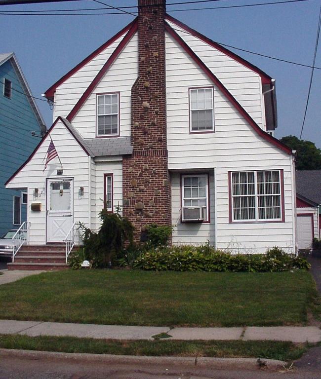 Lovely Col. in sunnyside area,w/LR,FDR,EIK,3 BR, 1.bath,Den, 2 car gar., gas h/w/bb heat, h/w floors, house fan, deck. Presesent all Offers 