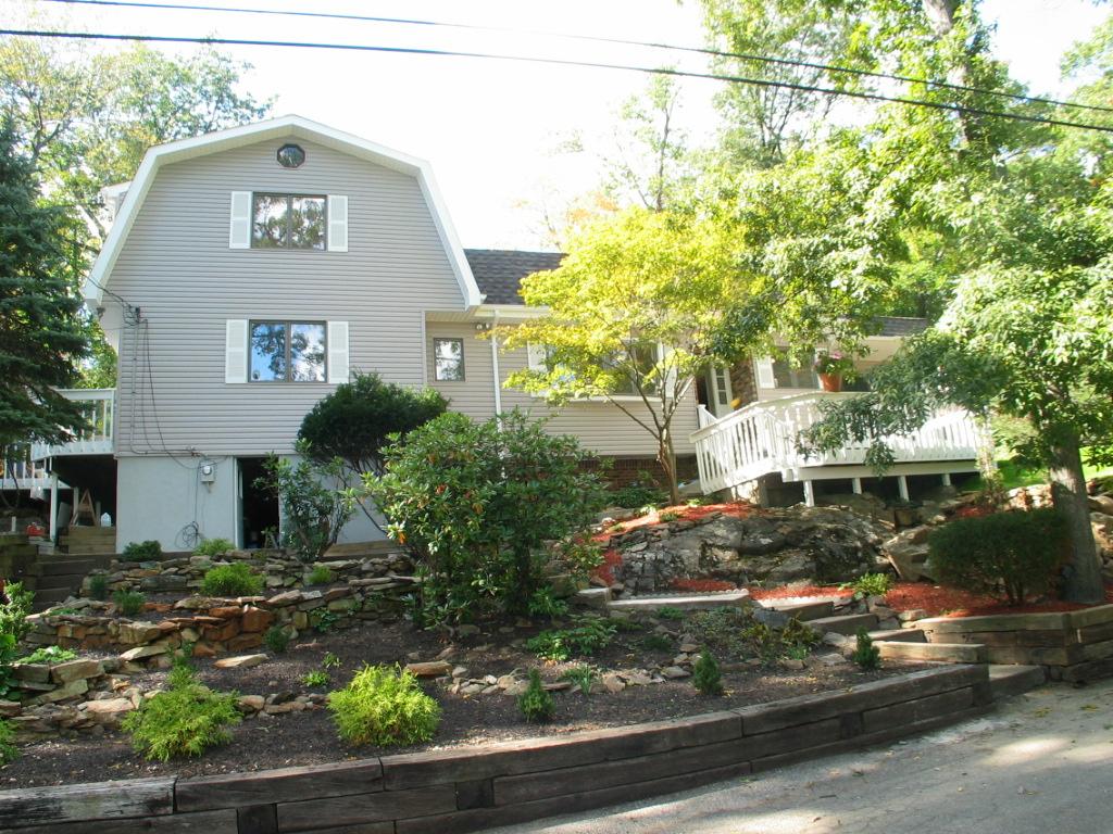 4 ROSEWOOD LN