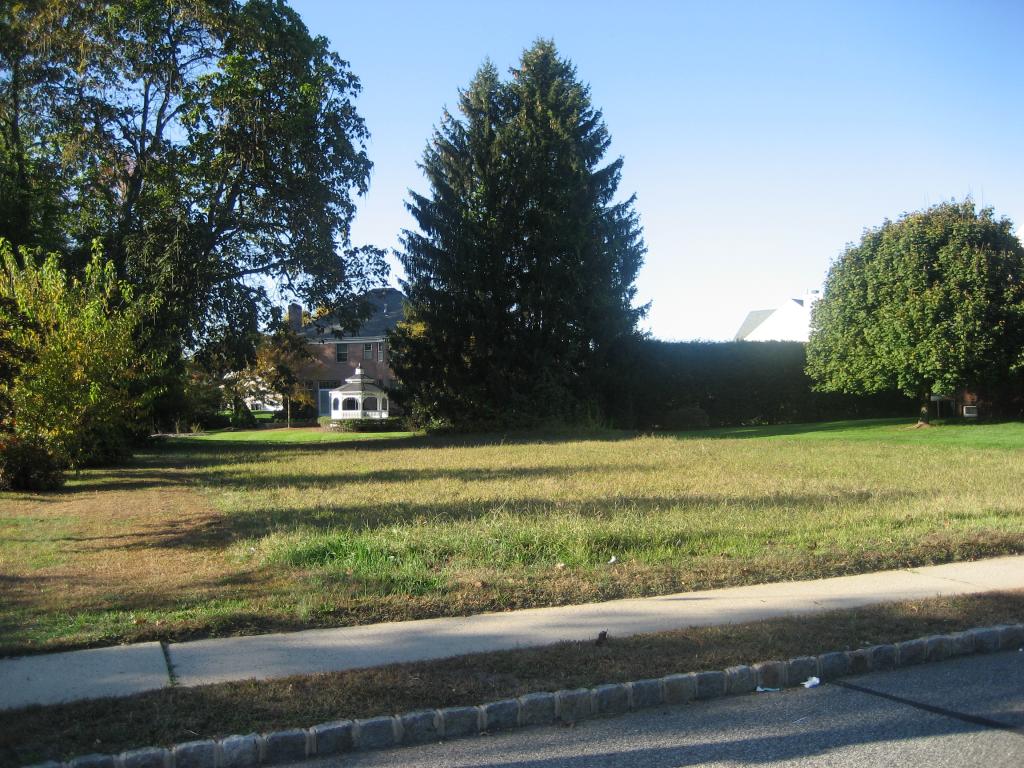 111 HOLLYWOOD AVE
