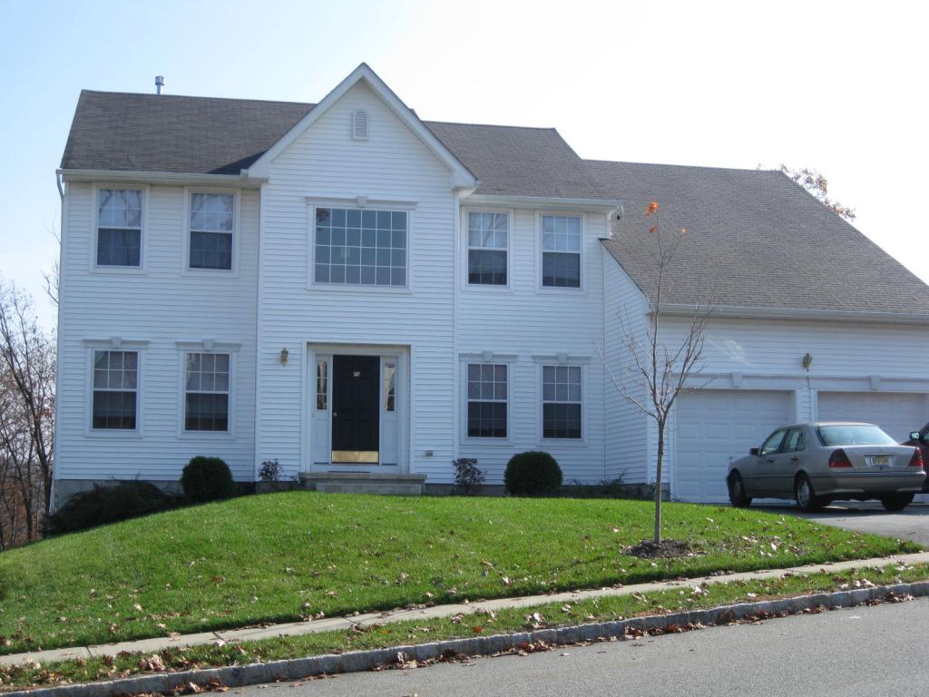 587 SKYLINE DR