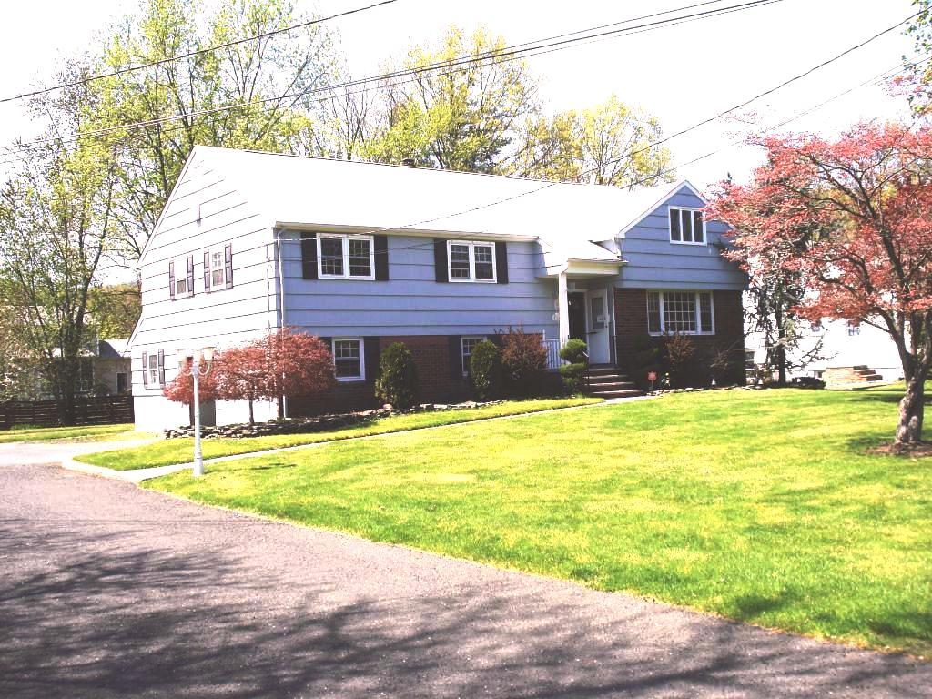 715 SCHOOLHOUSE LN