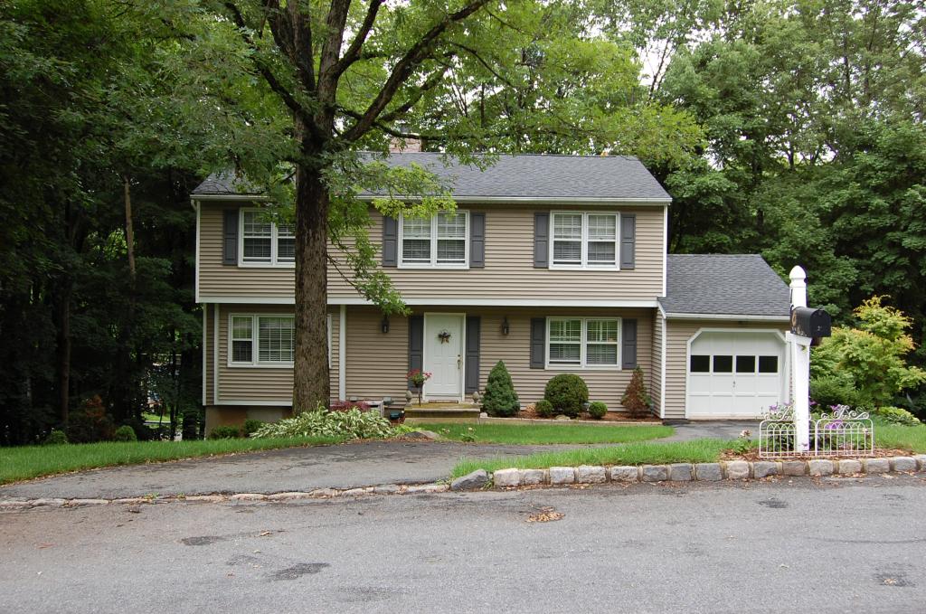 16 BYRON PL