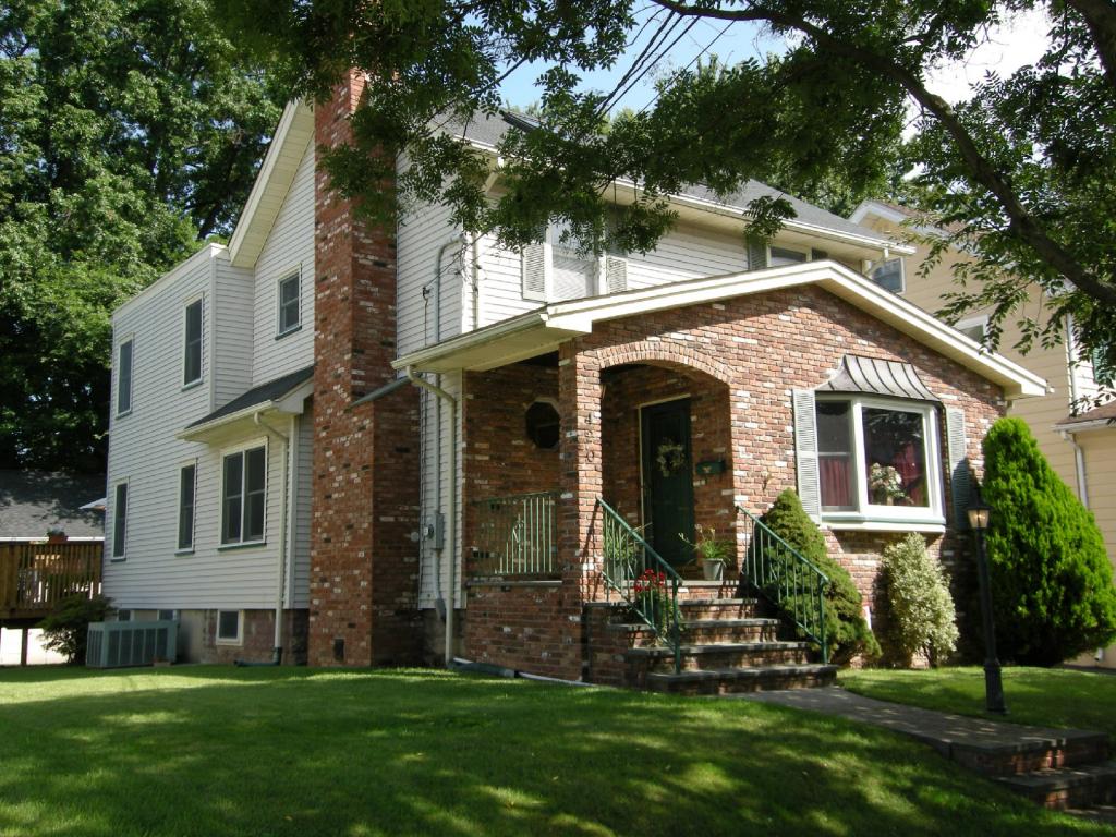 420 LOCUST AVE