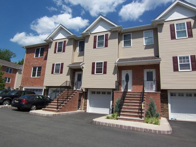 5 DORIS LN