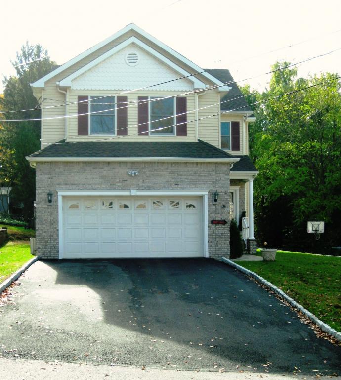 36 OAKTREE LN