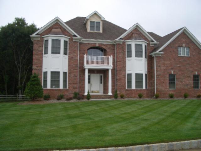 4 SARAH LN