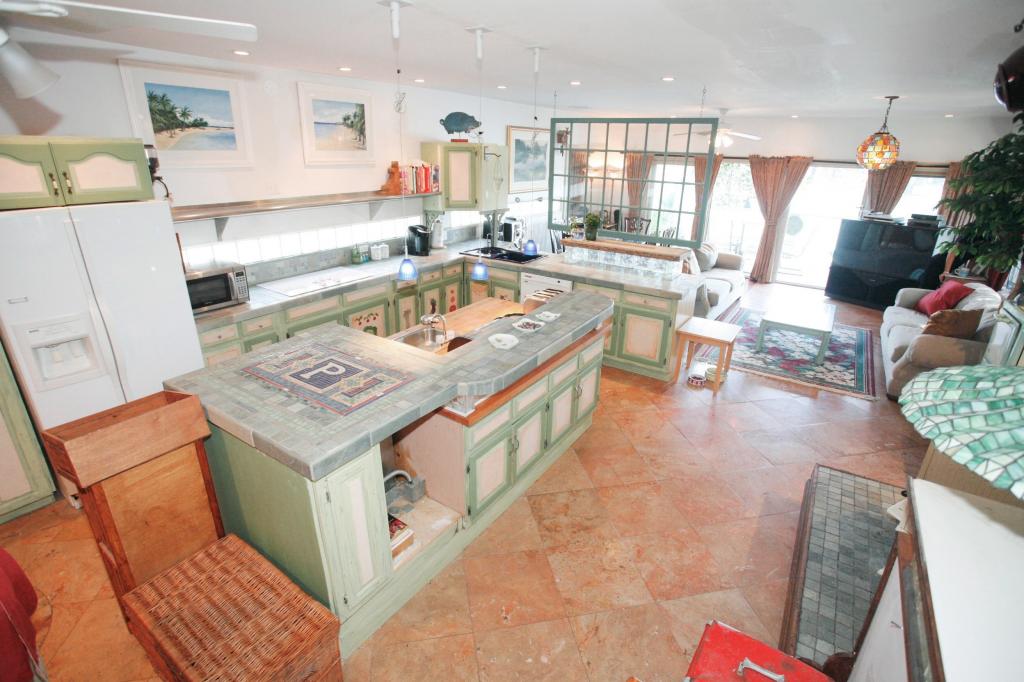 322 LAKESIDE AVE