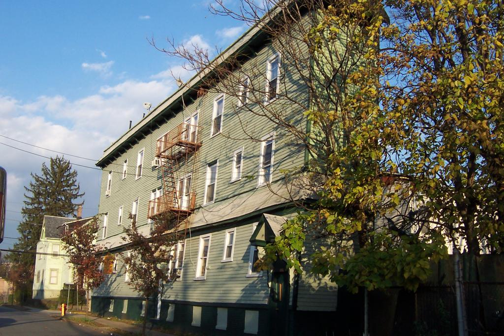 122 N CENTER ST