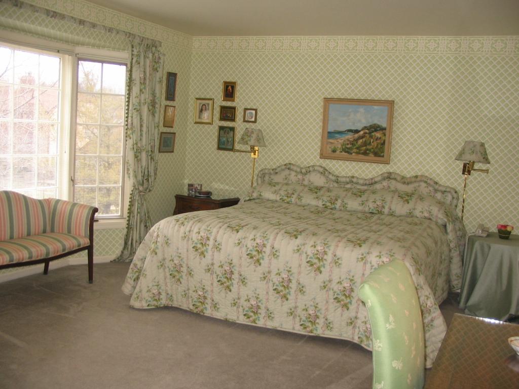 4 ROLLING HILL CT