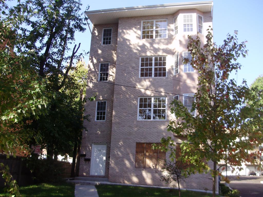 23 PARKWAY DR W