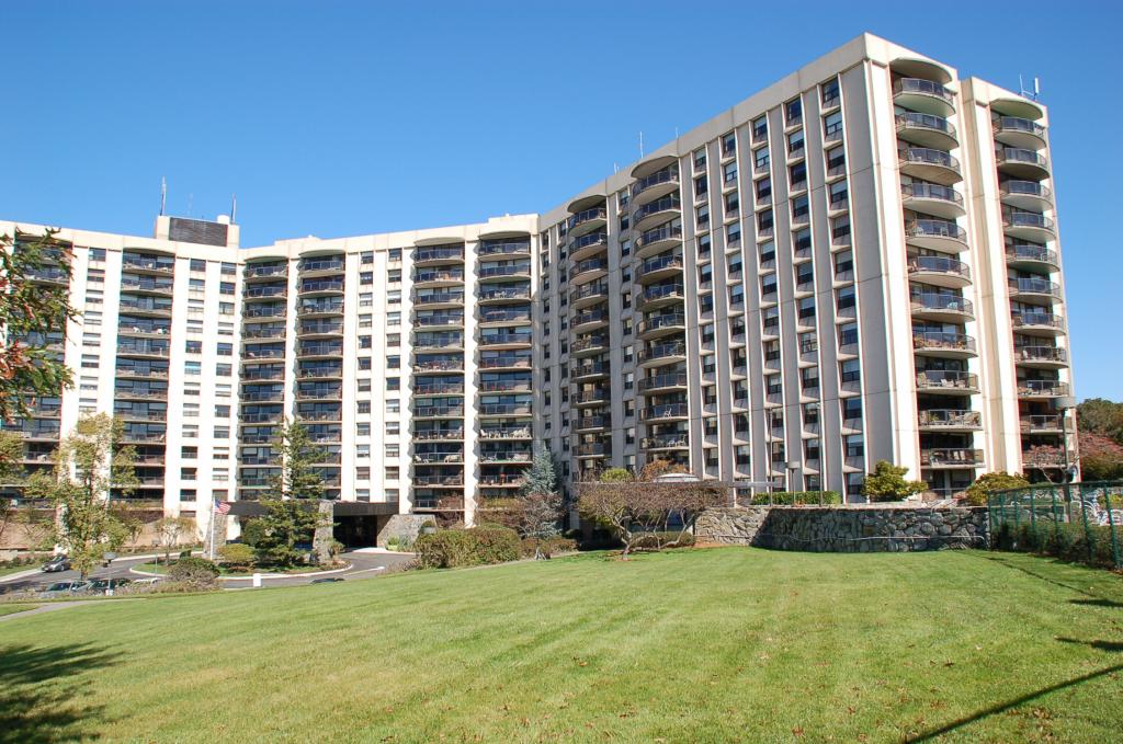 2 CLARIDGE DR 6BW