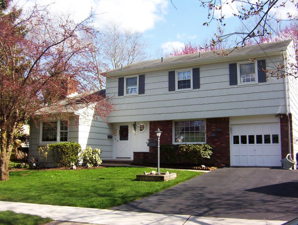 4BR COL. W/HW FLS., C/A, 1ST FL-FOYER,1/2 BATH, FAMILY RM.W/SLIDERSTO COV. PATIO, LG. EIK, FLR W/GAS FP., FDR W/BAY WINDOW - 2ND-MBR SUITE, 3BR, FULL BATH - ALL RMS. ARE LG. BRIGHT-LG YARD-MOVE RT IN CLOSE TO PARKS, TENNIS, SHOP, NY TRANS, MAJOR HWYS. - WATER IN 84 LAST TIME