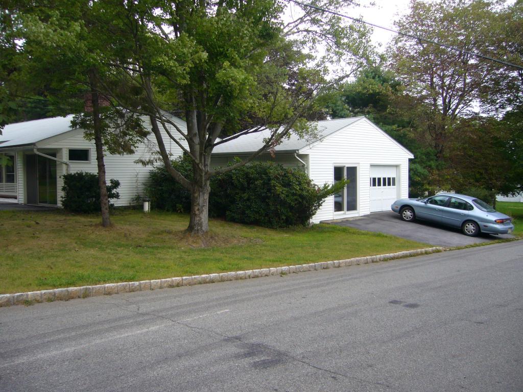17 ROSLYN RD