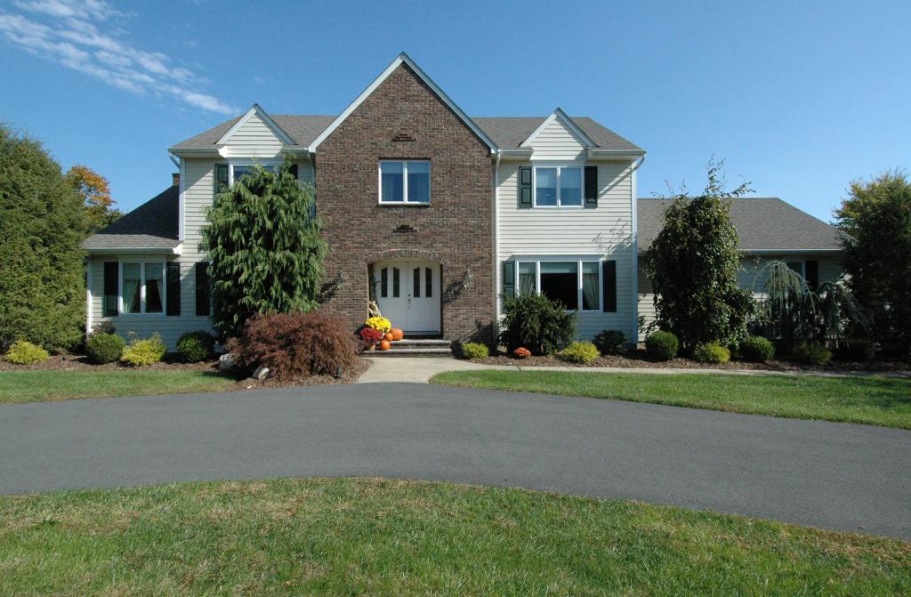 MLS #/Web ID: 2720942