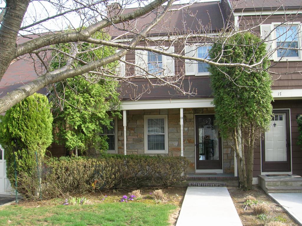 19 PEMBROKE DR