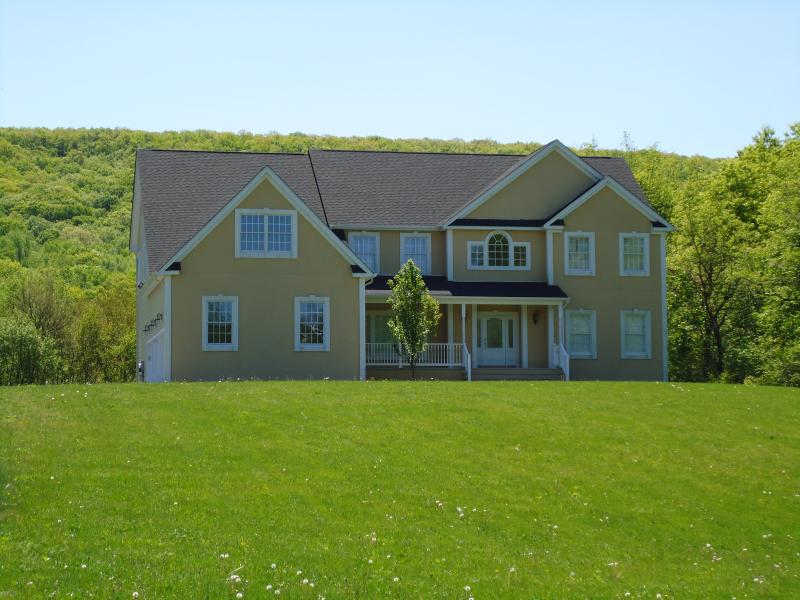 8 STUART LN