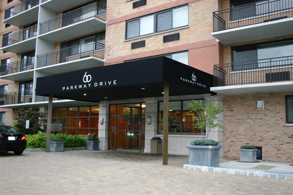 60 PARKWAY DR E