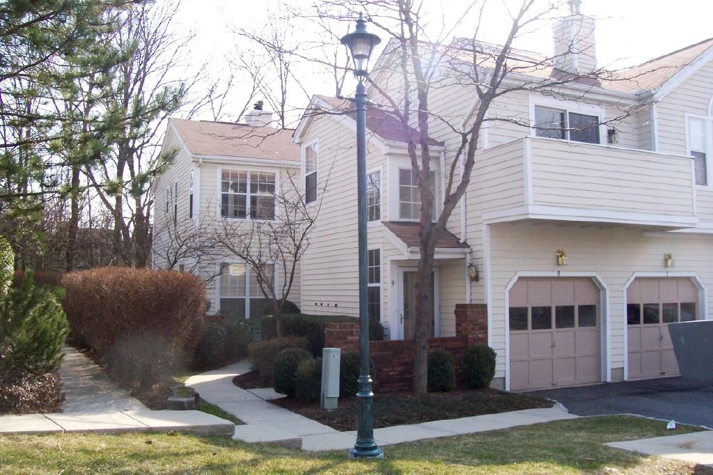 BRIGHT END UNIT W/SKYLIGHTS. NEWER BA AND CARPETING,SLIDERS TO PORCH W/MOUNTAIN VIEWS. MOVE RIGHT IN! RENTAL OPTION AVAILABLE $1750/MO 