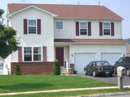 Larger Bennington model on prewium lot with 2nd Floor den, upgraded cabinets and vanities. Berger carpet througout, tiled kitchen, walk-in closets in all BR's, walkout basement 