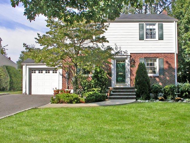 Beautiful Expanded &amp; renovated Reis Col in the Heart of River Edge.Open Fl plan,center Island kit,addt breakfast area,fam rm w/fpl, &amp; pwder rm,mst bdm w/vaulted ceil &amp;mstbth &amp; so much more! 