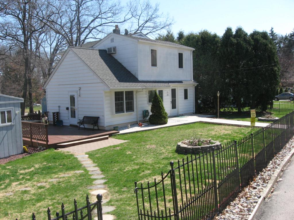 21 DECKER AVE