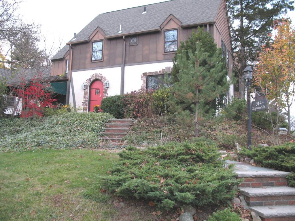 914 RIDGEWOOD RD