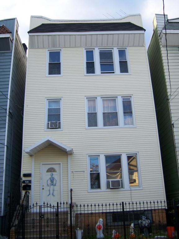 GREAT 3 FAM HOUSE! RECENTLY RENOVATED. EXECELLENT INVESTMENT OPPT, ALL SEP UTILITIES, CLOSE TO NYC TRANSPORTATION HOME LOC IN A GREAT SEC. OF NEWARK. IT FEAT. EIK, GREAT STORAGE SPACE IN EACH UNIT, MOVE IN CONDITIONS!!!