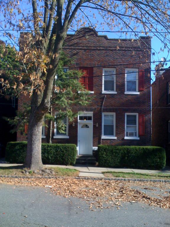 32 MONROE PL