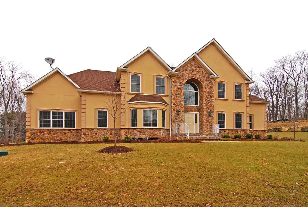 14 COLLEEN CT