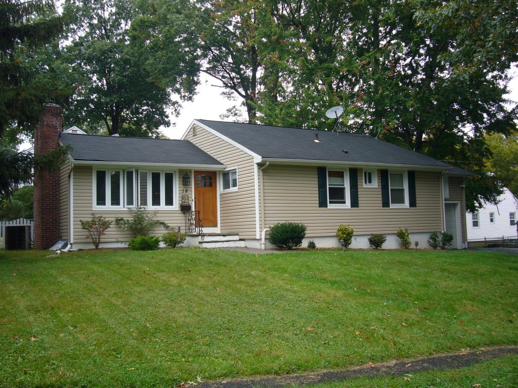 18 WOODCREST CIR