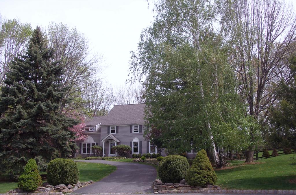 8 WOODEDGE RD