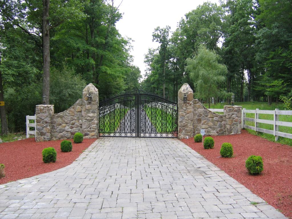 MLS #/Web ID: 2705853