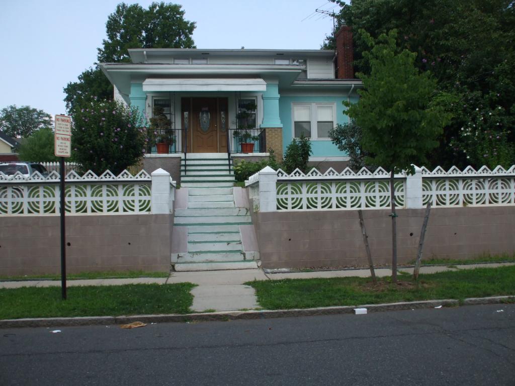 109 West Lincoln Avenue