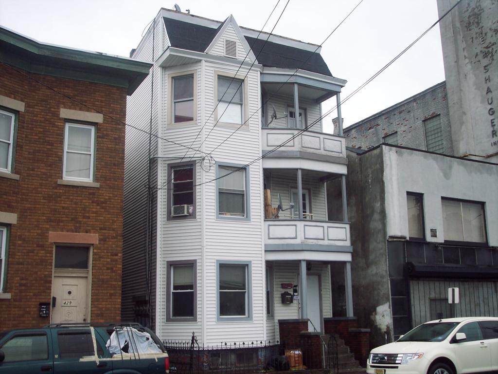 431 STRAIGHT ST