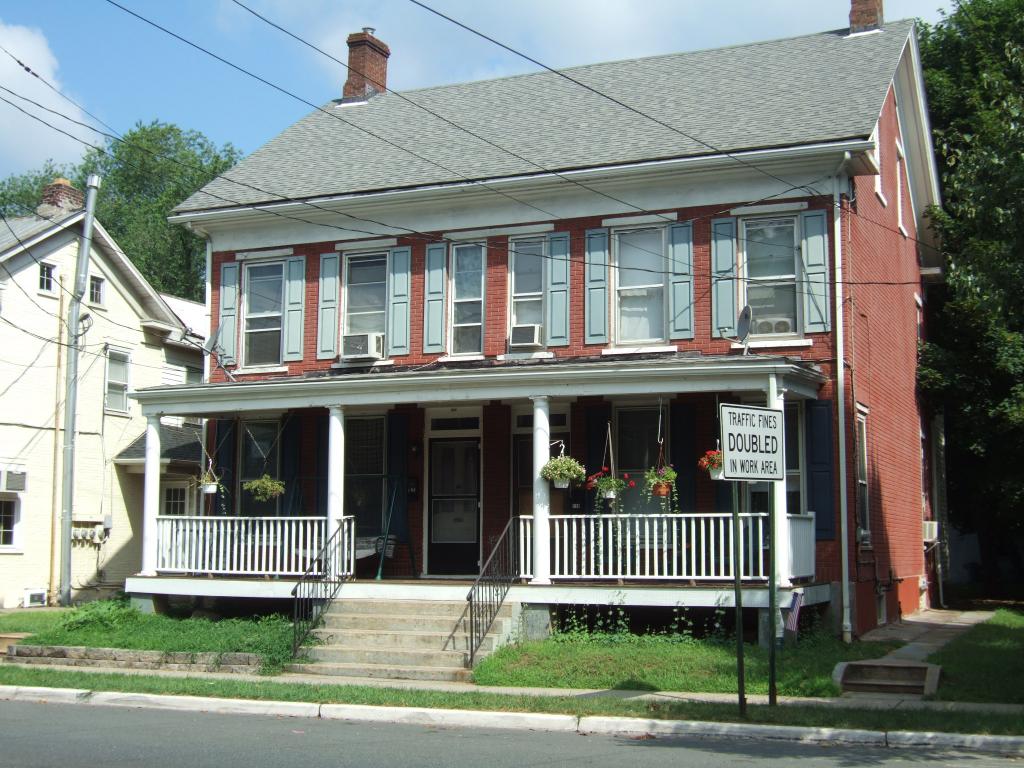 Great opportunity to owner occupy or for investment with current positive cash flow. 
