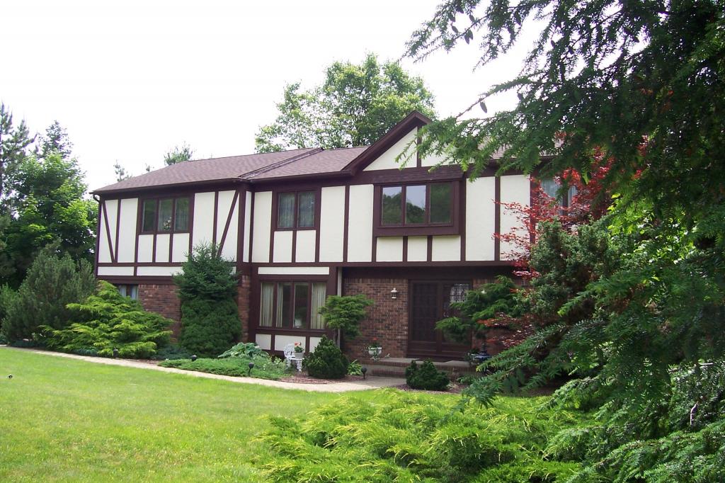 4 REGINA RD