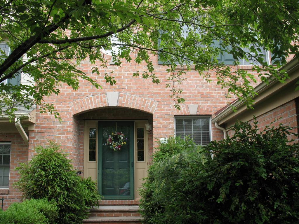 33 PIPPINS WAY