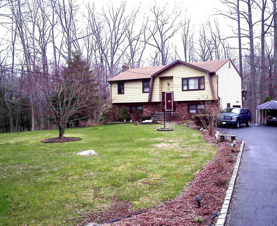 64 VOORHIS RD