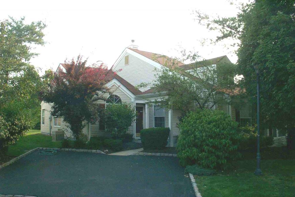 Well kept, upgraded-move in condition 1/2 duplex on cul-de-sac.   Upgrades include brand new kitchen aid ss appliances, custom moldings, pickled oak wood floors in DR, living room with velux skylight 2 brand new ceiling fans, brand new hunter douglas blinds throughout entire home, freshly painted, new hot water heater, driveway just resurfaced.  A real pleasure to show
