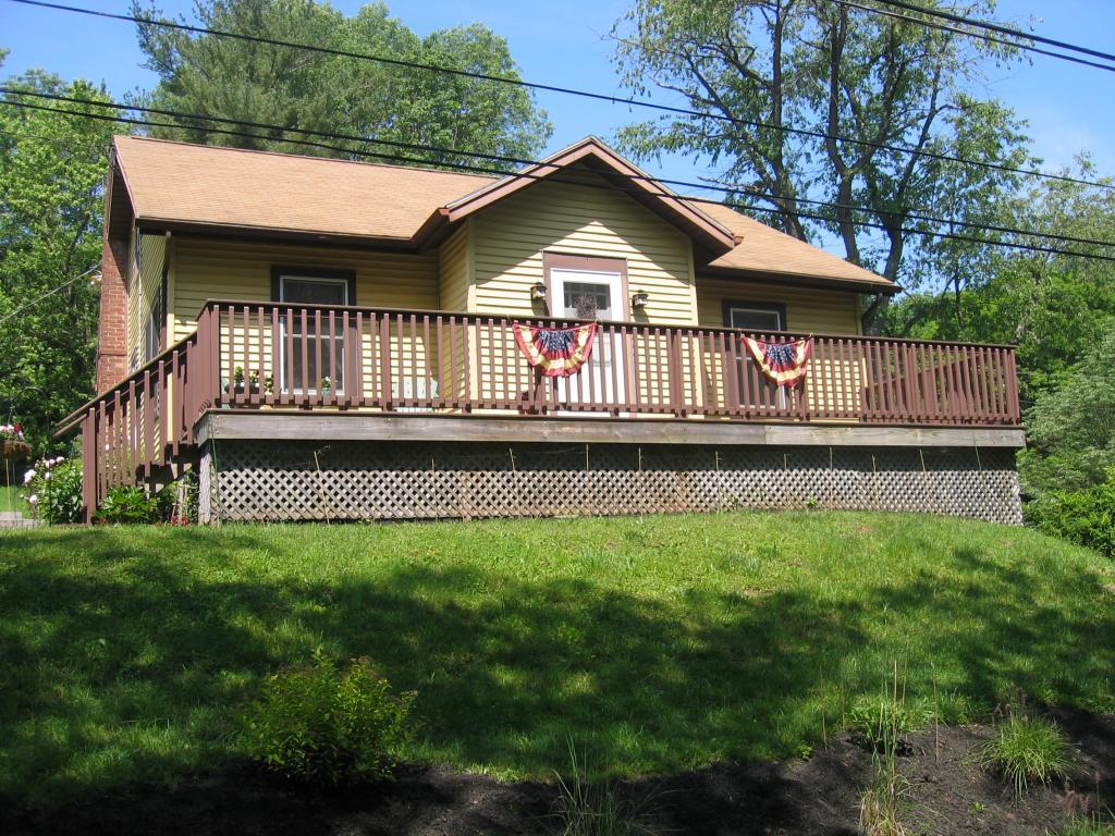 113 HONEYSUCKLE LN