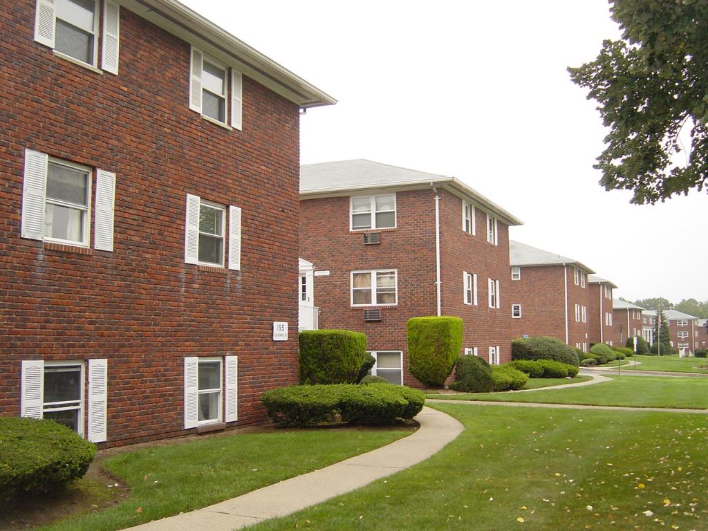 195 N BEVERWYCK RD APT 1