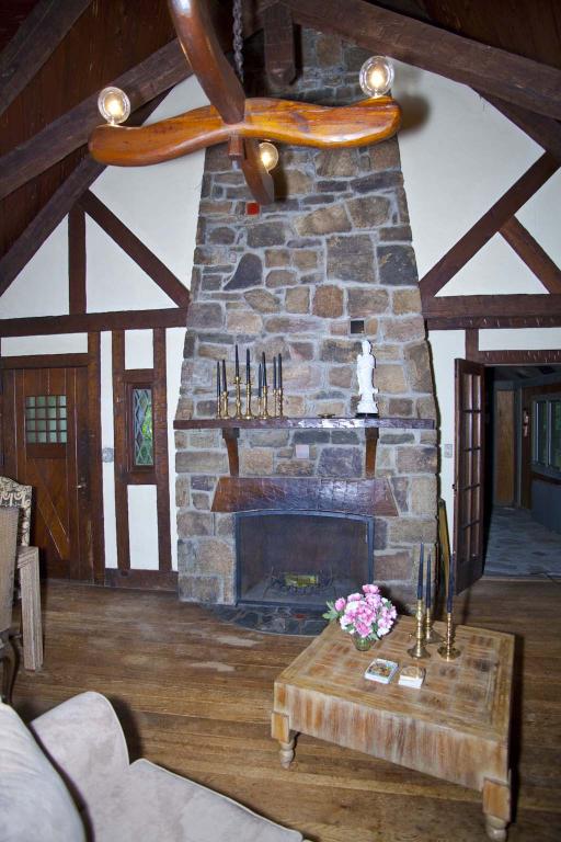 MLS #/Web ID: 2695363