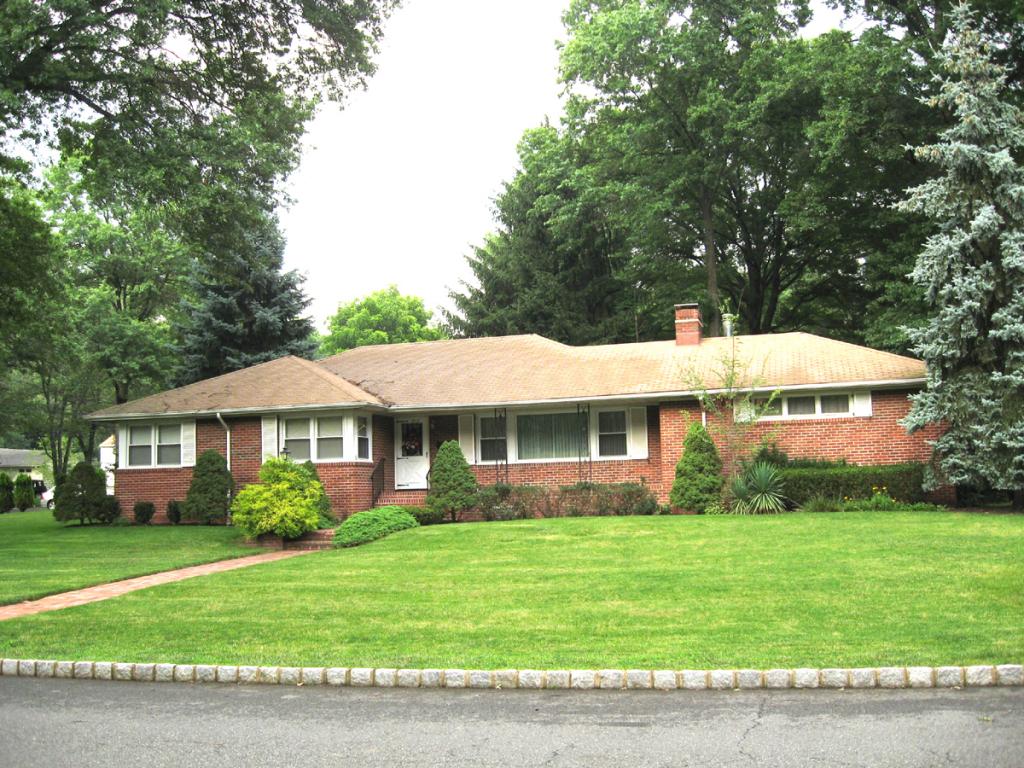 212 ROBIN HOOD RD