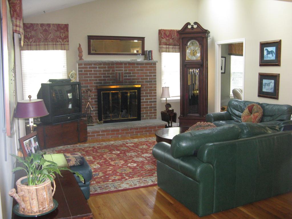 2 CANTERBURY CT