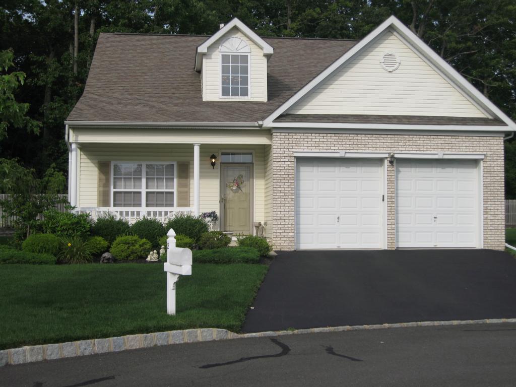 12 HOLLY HOUSE DR